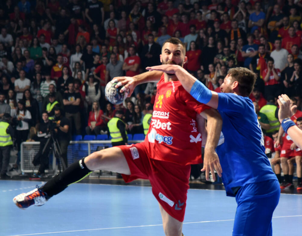 <p>Crnogorski rukometaši su u sjajnoj atmosferi u dvorani "Morača" u Podgorici savladali Grčku 33:25 i nadoknadili dva gola minusa iz prvog meča</p>