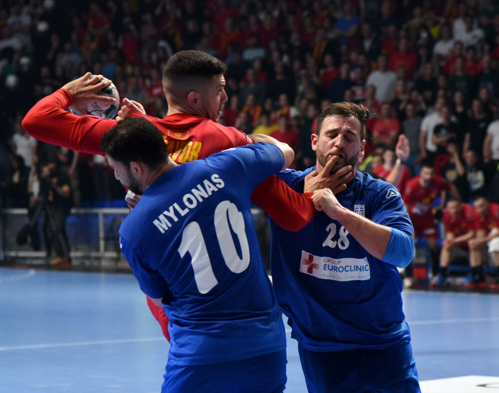 <p>Crnogorski rukometaši su u sjajnoj atmosferi u dvorani "Morača" u Podgorici savladali Grčku 33:25 i nadoknadili dva gola minusa iz prvog meča</p>