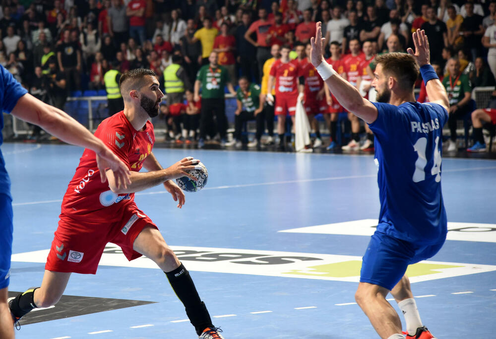 <p>Crnogorski rukometaši su u sjajnoj atmosferi u dvorani "Morača" u Podgorici savladali Grčku 33:25 i nadoknadili dva gola minusa iz prvog meča</p>