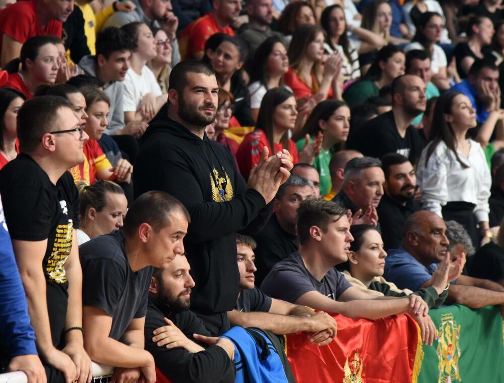 <p>Crnogorski rukometaši su u sjajnoj atmosferi u dvorani "Morača" u Podgorici savladali Grčku 33:25 i nadoknadili dva gola minusa iz prvog meča</p>