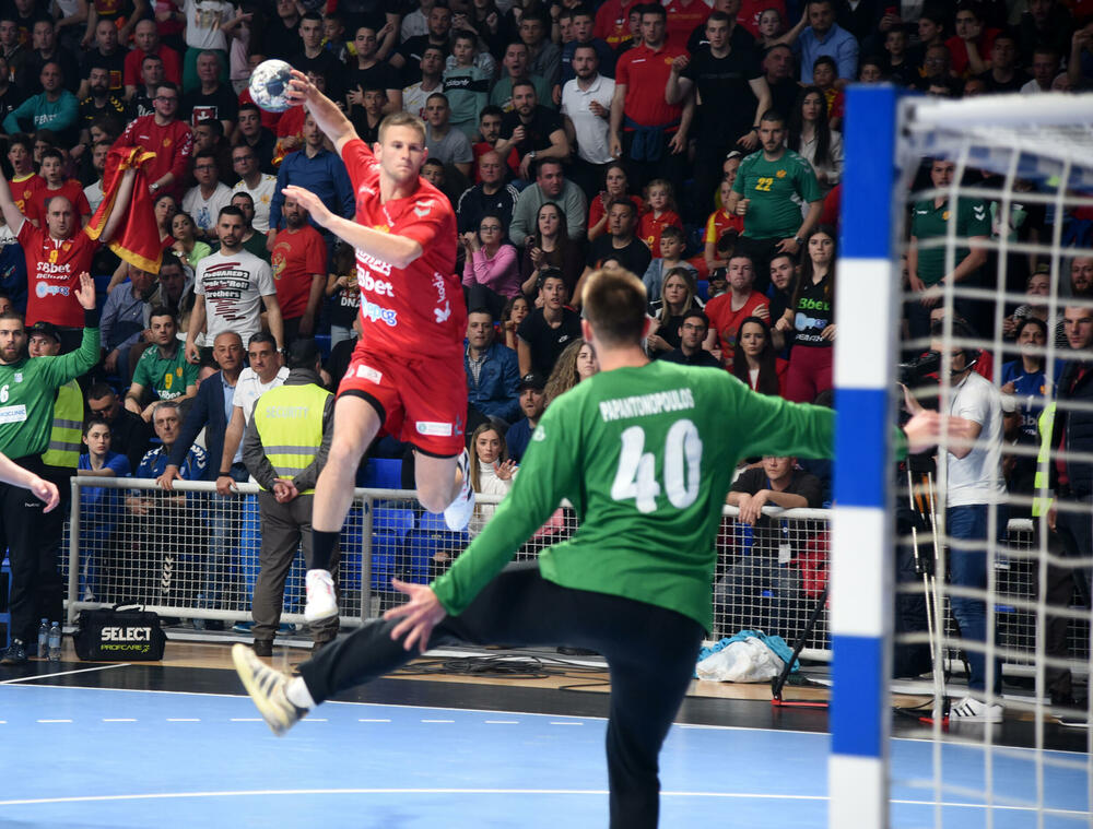 <p>Crnogorski rukometaši su u sjajnoj atmosferi u dvorani "Morača" u Podgorici savladali Grčku 33:25 i nadoknadili dva gola minusa iz prvog meča</p>