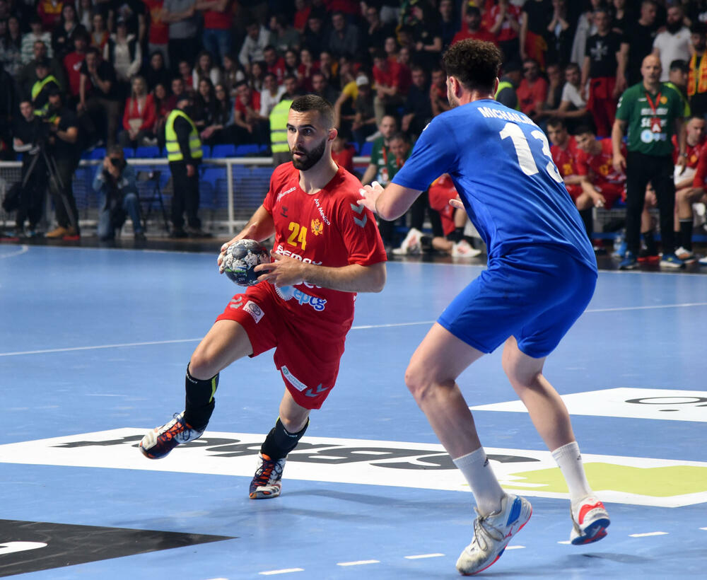 <p>Crnogorski rukometaši su u sjajnoj atmosferi u dvorani "Morača" u Podgorici savladali Grčku 33:25 i nadoknadili dva gola minusa iz prvog meča</p>