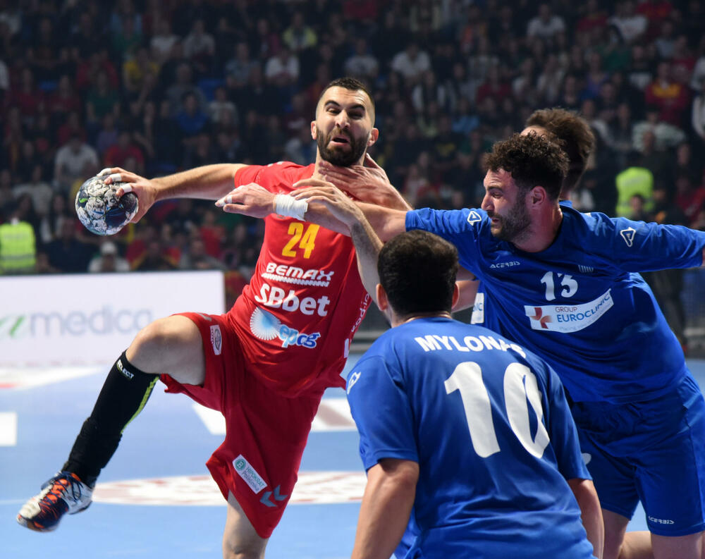 <p>Crnogorski rukometaši su u sjajnoj atmosferi u dvorani "Morača" u Podgorici savladali Grčku 33:25 i nadoknadili dva gola minusa iz prvog meča</p>