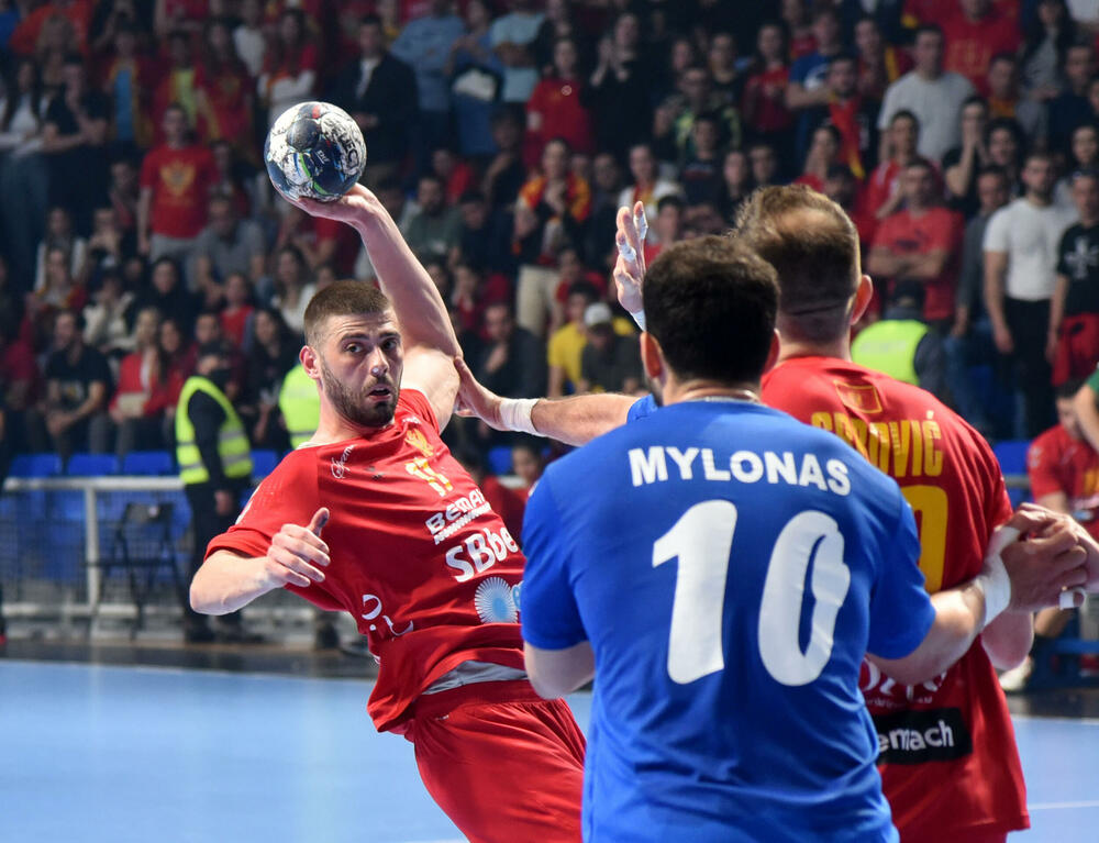 <p>Crnogorski rukometaši su u sjajnoj atmosferi u dvorani "Morača" u Podgorici savladali Grčku 33:25 i nadoknadili dva gola minusa iz prvog meča</p>