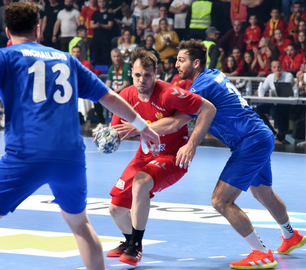 <p>Crnogorski rukometaši su u sjajnoj atmosferi u dvorani "Morača" u Podgorici savladali Grčku 33:25 i nadoknadili dva gola minusa iz prvog meča</p>