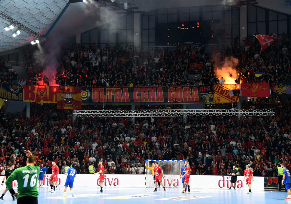 <p>Crnogorski rukometaši su u sjajnoj atmosferi u dvorani "Morača" u Podgorici savladali Grčku 33:25 i nadoknadili dva gola minusa iz prvog meča</p>