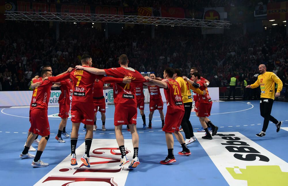 <p>Crnogorski rukometaši su u sjajnoj atmosferi u dvorani "Morača" u Podgorici savladali Grčku 33:25 i nadoknadili dva gola minusa iz prvog meča</p>