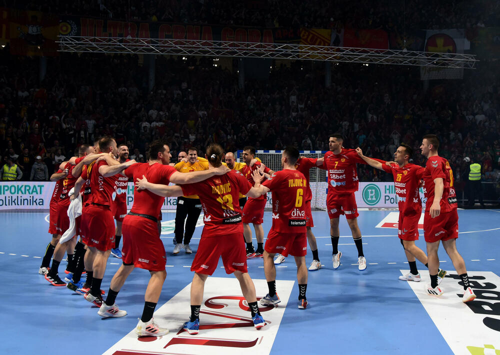 <p>Crnogorski rukometaši su u sjajnoj atmosferi u dvorani "Morača" u Podgorici savladali Grčku 33:25 i nadoknadili dva gola minusa iz prvog meča</p>