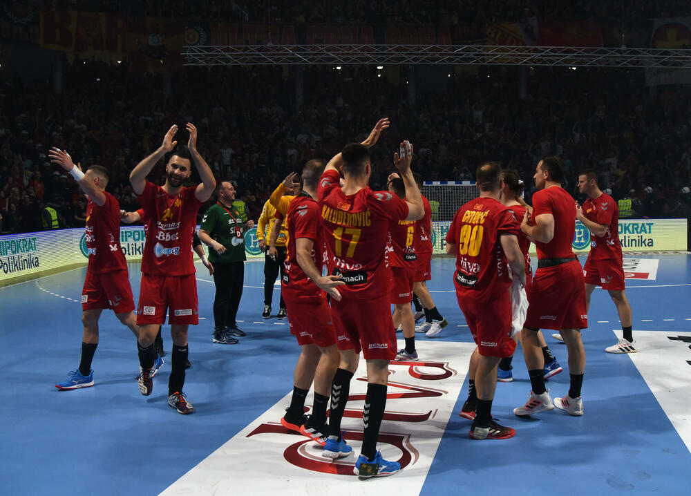 <p>Crnogorski rukometaši su u sjajnoj atmosferi u dvorani "Morača" u Podgorici savladali Grčku 33:25 i nadoknadili dva gola minusa iz prvog meča</p>