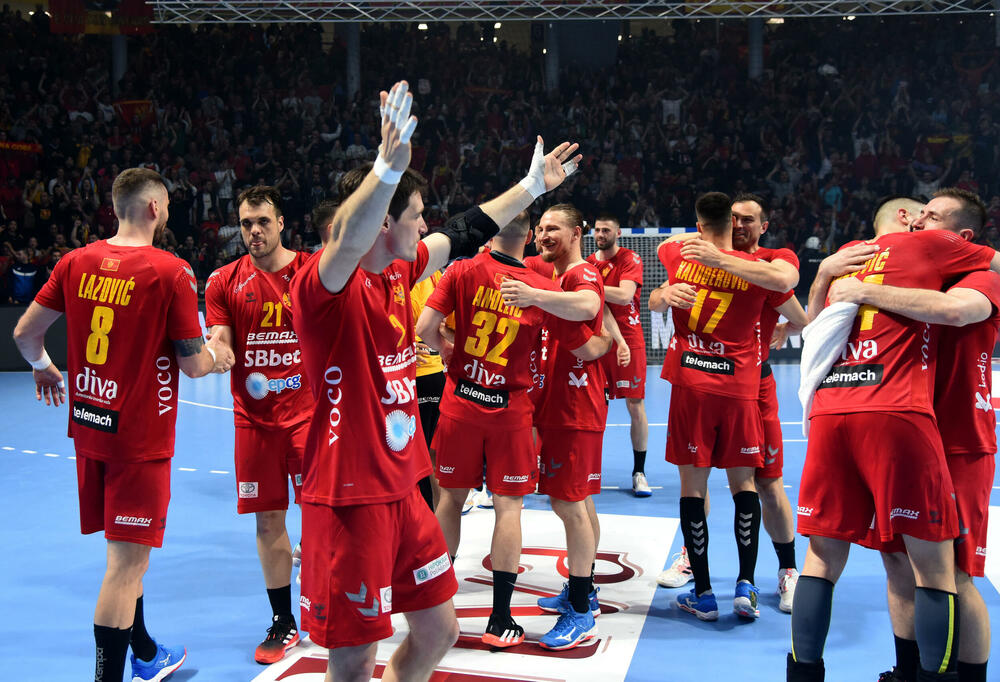 <p>Crnogorski rukometaši su u sjajnoj atmosferi u dvorani "Morača" u Podgorici savladali Grčku 33:25 i nadoknadili dva gola minusa iz prvog meča</p>