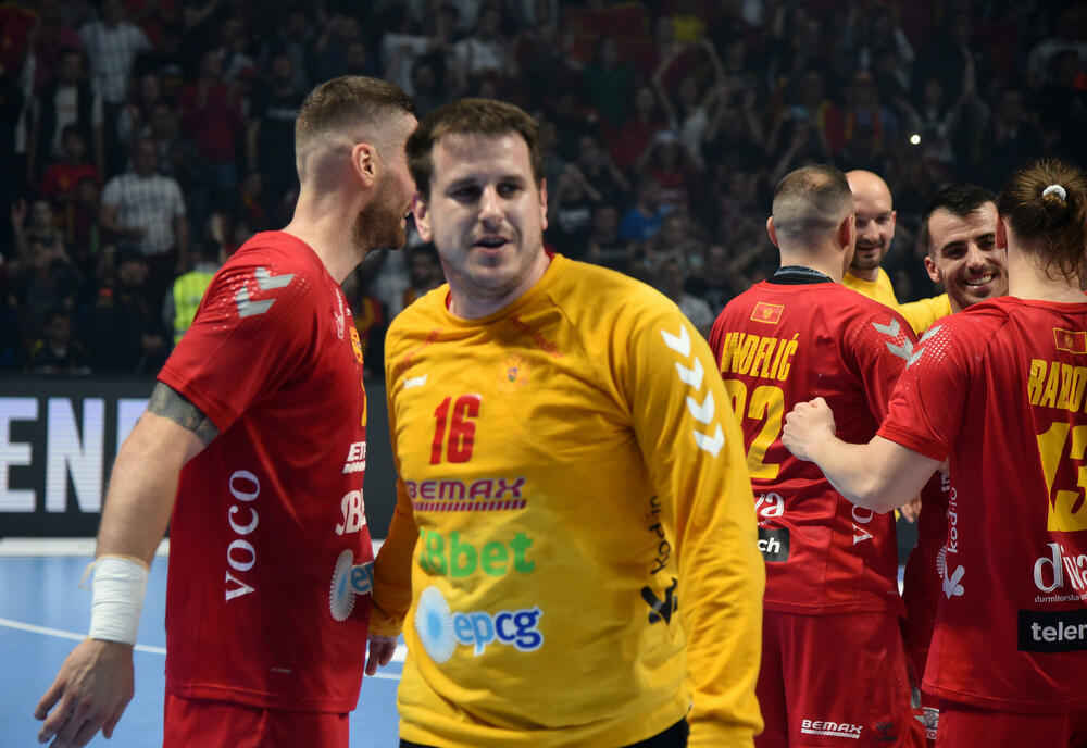 <p>Crnogorski rukometaši su u sjajnoj atmosferi u dvorani "Morača" u Podgorici savladali Grčku 33:25 i nadoknadili dva gola minusa iz prvog meča</p>