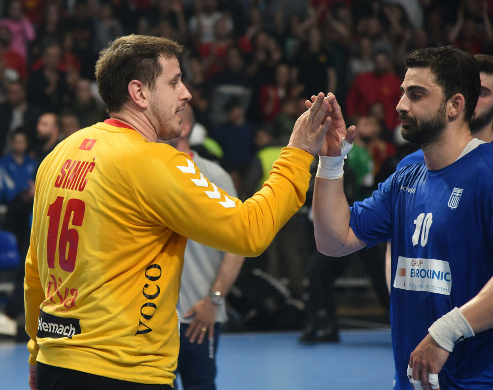 <p>Crnogorski rukometaši su u sjajnoj atmosferi u dvorani "Morača" u Podgorici savladali Grčku 33:25 i nadoknadili dva gola minusa iz prvog meča</p>