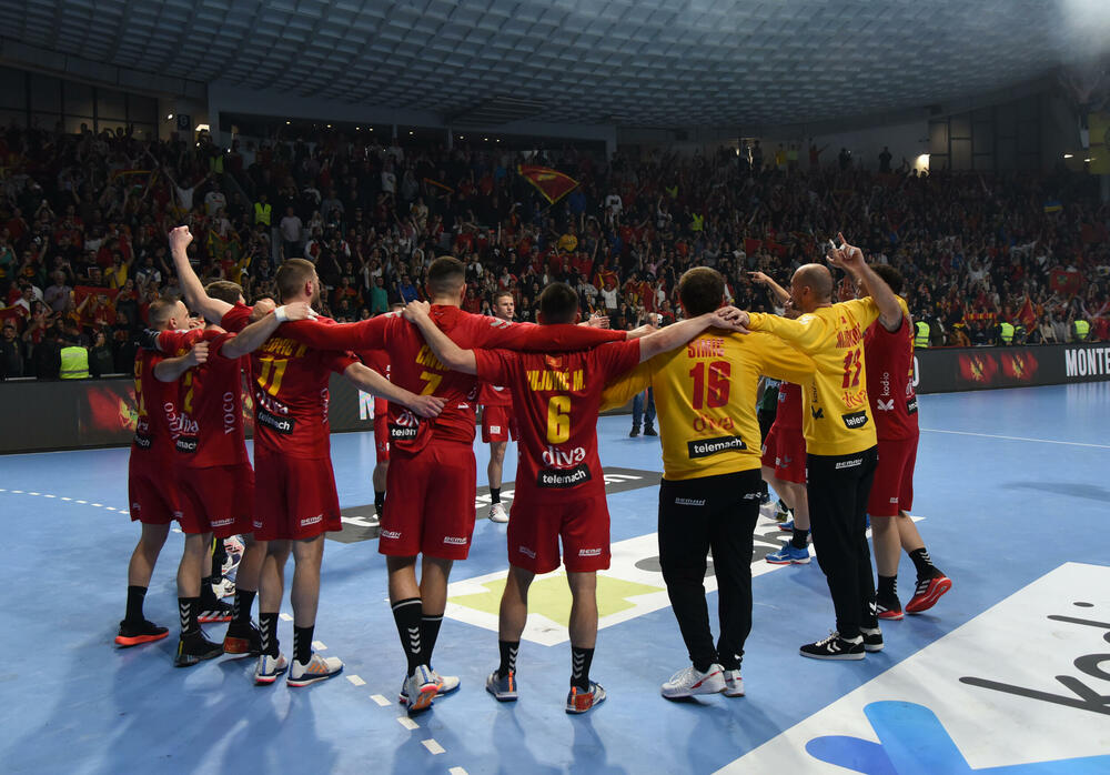 <p>Crnogorski rukometaši su u sjajnoj atmosferi u dvorani "Morača" u Podgorici savladali Grčku 33:25 i nadoknadili dva gola minusa iz prvog meča</p>