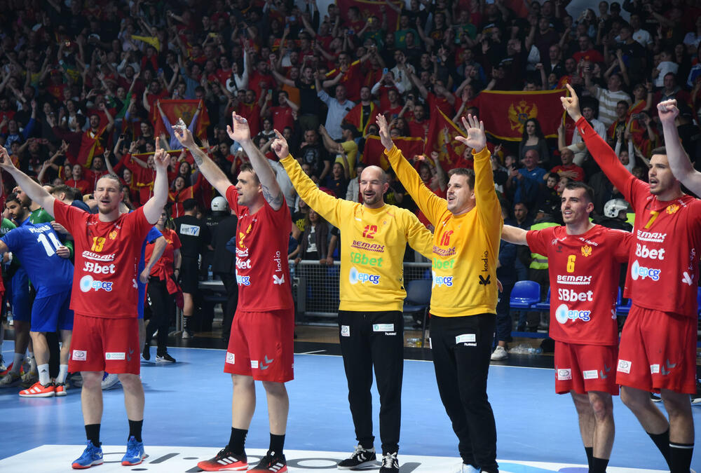 <p>Crnogorski rukometaši su u sjajnoj atmosferi u dvorani "Morača" u Podgorici savladali Grčku 33:25 i nadoknadili dva gola minusa iz prvog meča</p>