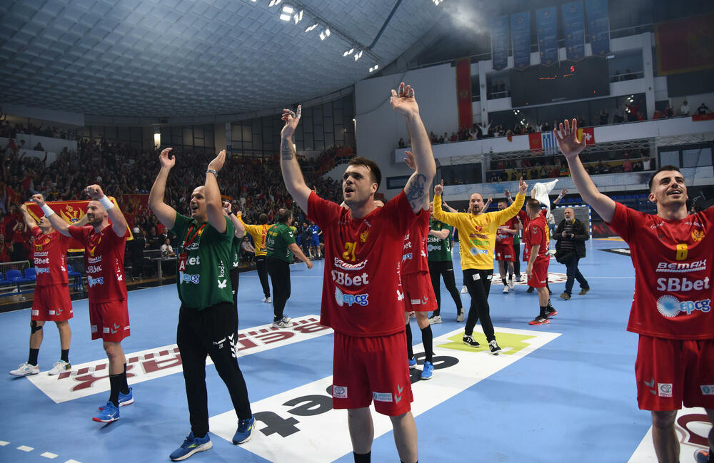 <p>Crnogorski rukometaši su u sjajnoj atmosferi u dvorani "Morača" u Podgorici savladali Grčku 33:25 i nadoknadili dva gola minusa iz prvog meča</p>