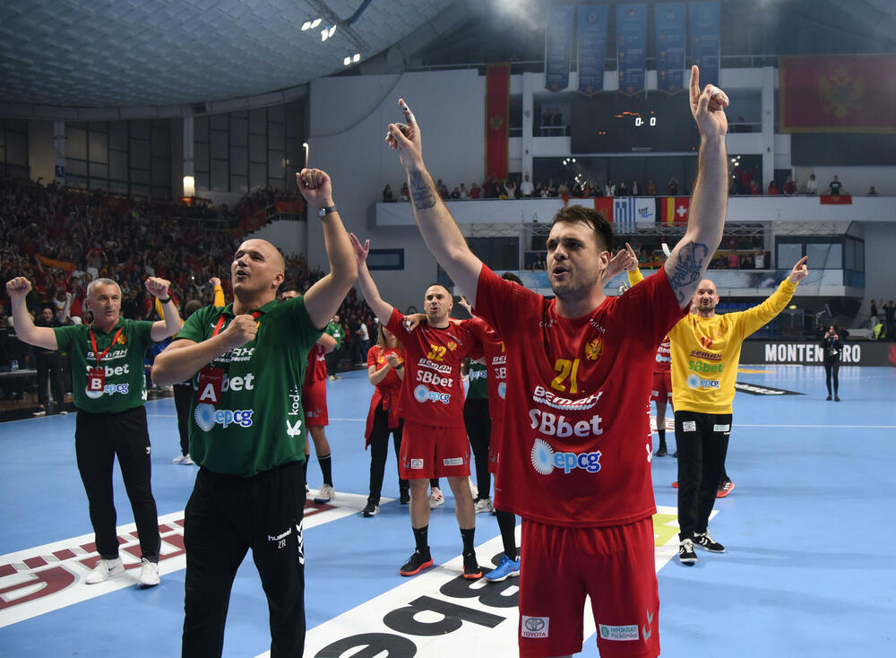 <p>Crnogorski rukometaši su u sjajnoj atmosferi u dvorani "Morača" u Podgorici savladali Grčku 33:25 i nadoknadili dva gola minusa iz prvog meča</p>