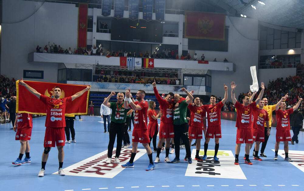 <p>Crnogorski rukometaši su u sjajnoj atmosferi u dvorani "Morača" u Podgorici savladali Grčku 33:25 i nadoknadili dva gola minusa iz prvog meča</p>