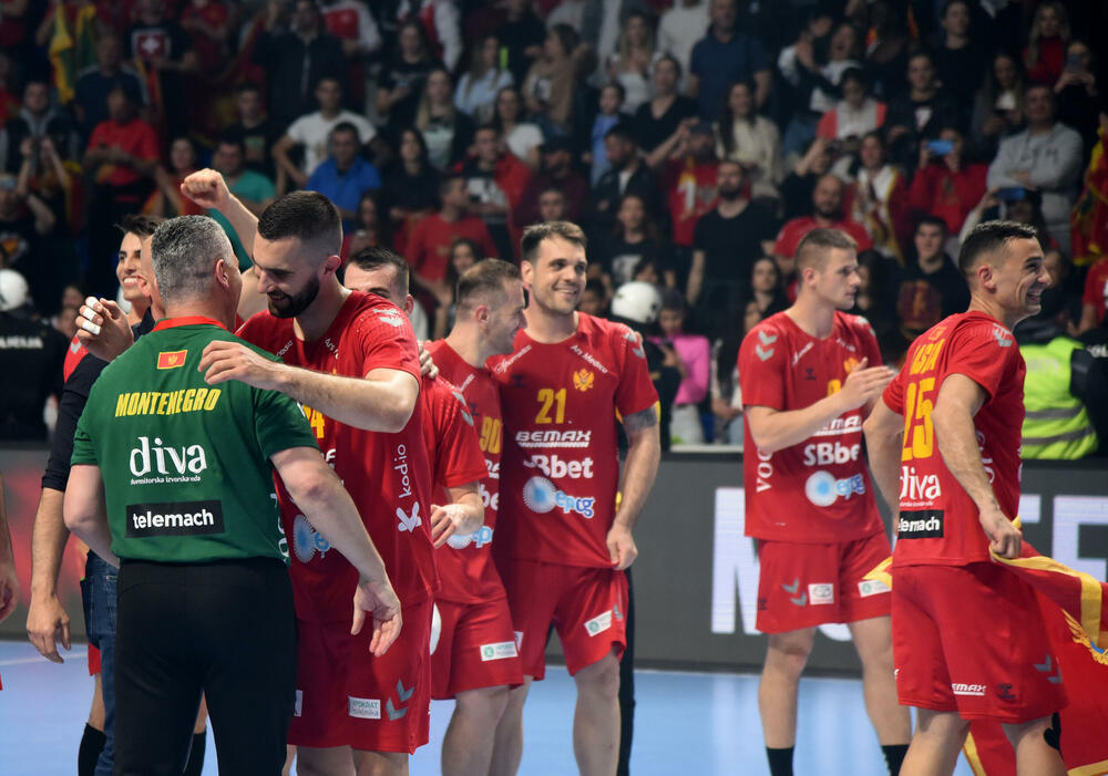 <p>Crnogorski rukometaši su u sjajnoj atmosferi u dvorani "Morača" u Podgorici savladali Grčku 33:25 i nadoknadili dva gola minusa iz prvog meča</p>