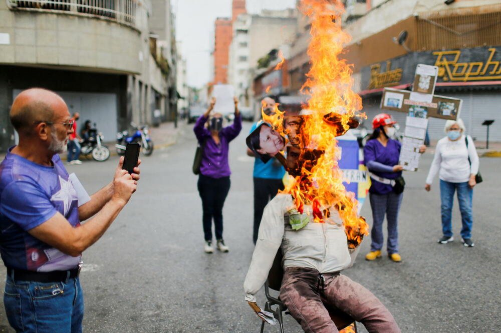 <p>Ovogodišnji Juda prije spaljivanja dobio je ime "Djeca Vladimira Putina - Maduro, Melendes i Reverola"</p>