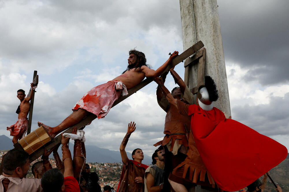 <p>Ovogodišnji Juda prije spaljivanja dobio je ime "Djeca Vladimira Putina - Maduro, Melendes i Reverola"</p>