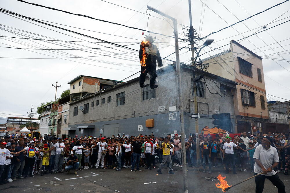 <p>Ovogodišnji Juda prije spaljivanja dobio je ime "Djeca Vladimira Putina - Maduro, Melendes i Reverola"</p>