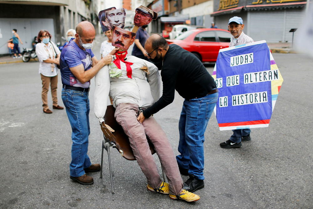 <p>Ovogodišnji Juda prije spaljivanja dobio je ime "Djeca Vladimira Putina - Maduro, Melendes i Reverola"</p>