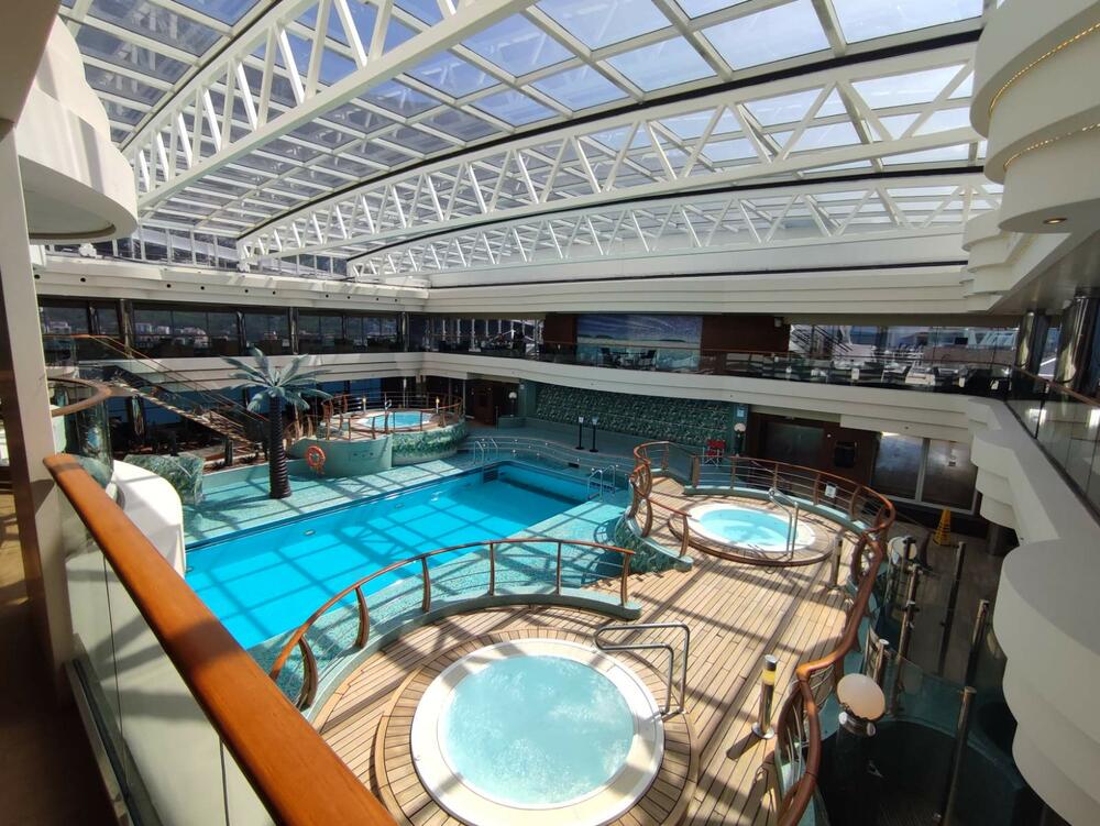 <p>Sa svojih 333 metra dužine, 37,9 metara širine i gazom od preko 8,6 metara, "MSC Fantasia" je po dimenzijama najveći kruzer koji je do sada dolazio u Boku, zajedno sa svojom sestrom blizankinjom "MSC Divina" koja je zaliv pohodila prije nekolikio godina</p>