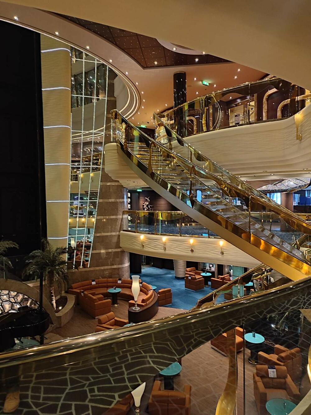 <p>Sa svojih 333 metra dužine, 37,9 metara širine i gazom od preko 8,6 metara, "MSC Fantasia" je po dimenzijama najveći kruzer koji je do sada dolazio u Boku, zajedno sa svojom sestrom blizankinjom "MSC Divina" koja je zaliv pohodila prije nekolikio godina</p>