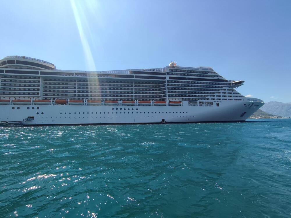 <p>Sa svojih 333 metra dužine, 37,9 metara širine i gazom od preko 8,6 metara, "MSC Fantasia" je po dimenzijama najveći kruzer koji je do sada dolazio u Boku, zajedno sa svojom sestrom blizankinjom "MSC Divina" koja je zaliv pohodila prije nekolikio godina</p>