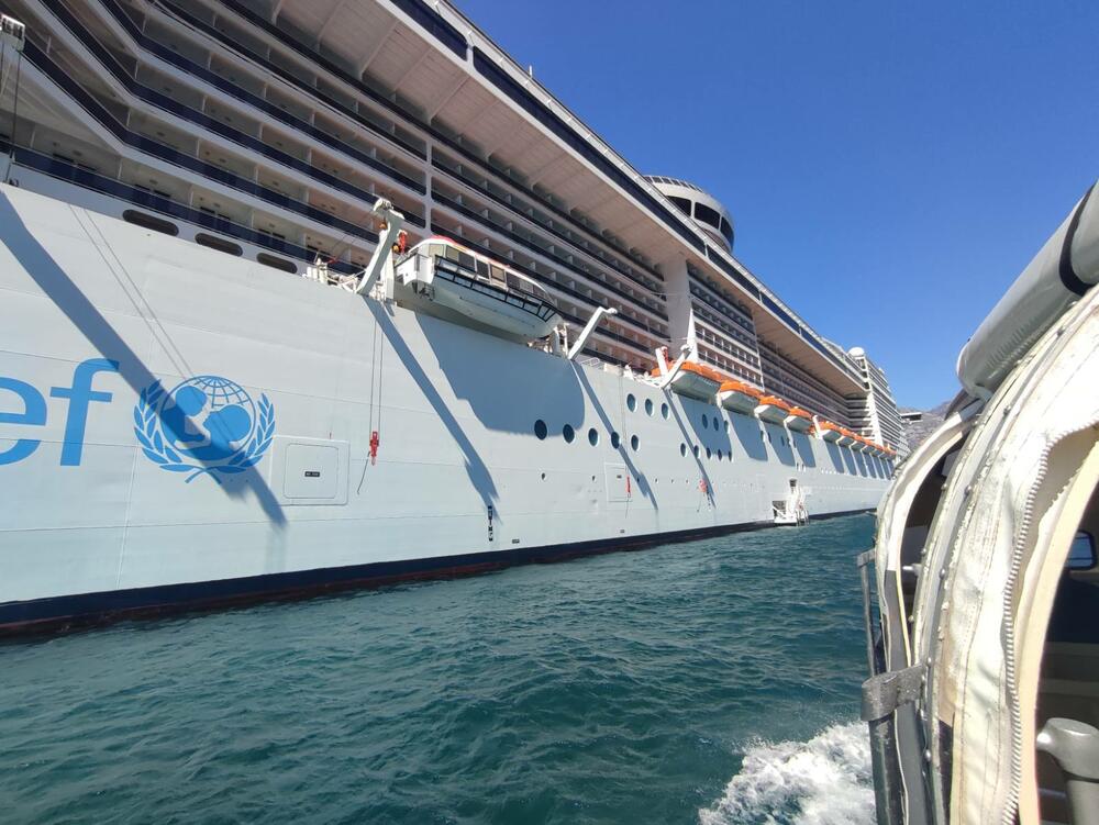 <p>Sa svojih 333 metra dužine, 37,9 metara širine i gazom od preko 8,6 metara, "MSC Fantasia" je po dimenzijama najveći kruzer koji je do sada dolazio u Boku, zajedno sa svojom sestrom blizankinjom "MSC Divina" koja je zaliv pohodila prije nekolikio godina</p>