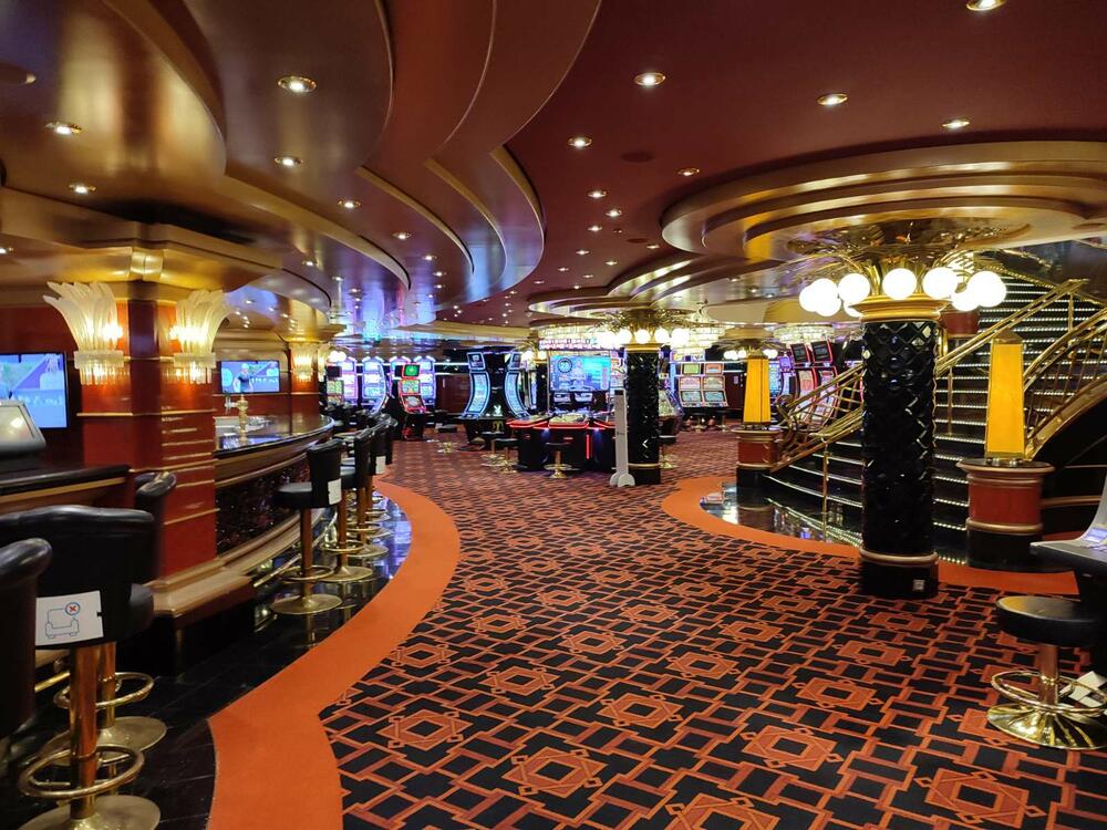 <p>Sa svojih 333 metra dužine, 37,9 metara širine i gazom od preko 8,6 metara, "MSC Fantasia" je po dimenzijama najveći kruzer koji je do sada dolazio u Boku, zajedno sa svojom sestrom blizankinjom "MSC Divina" koja je zaliv pohodila prije nekolikio godina</p>