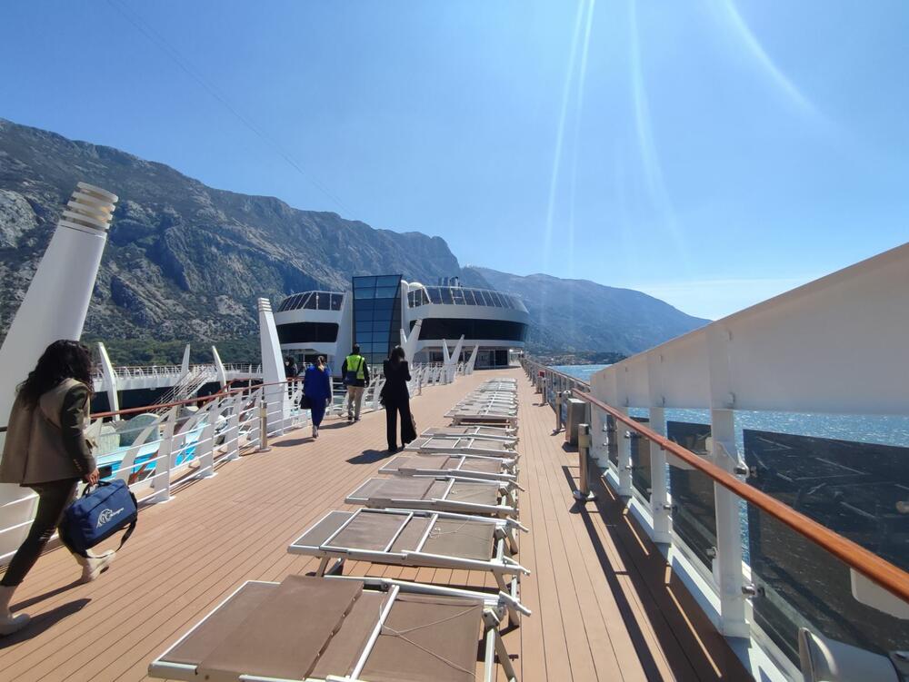 <p>Sa svojih 333 metra dužine, 37,9 metara širine i gazom od preko 8,6 metara, "MSC Fantasia" je po dimenzijama najveći kruzer koji je do sada dolazio u Boku, zajedno sa svojom sestrom blizankinjom "MSC Divina" koja je zaliv pohodila prije nekolikio godina</p>