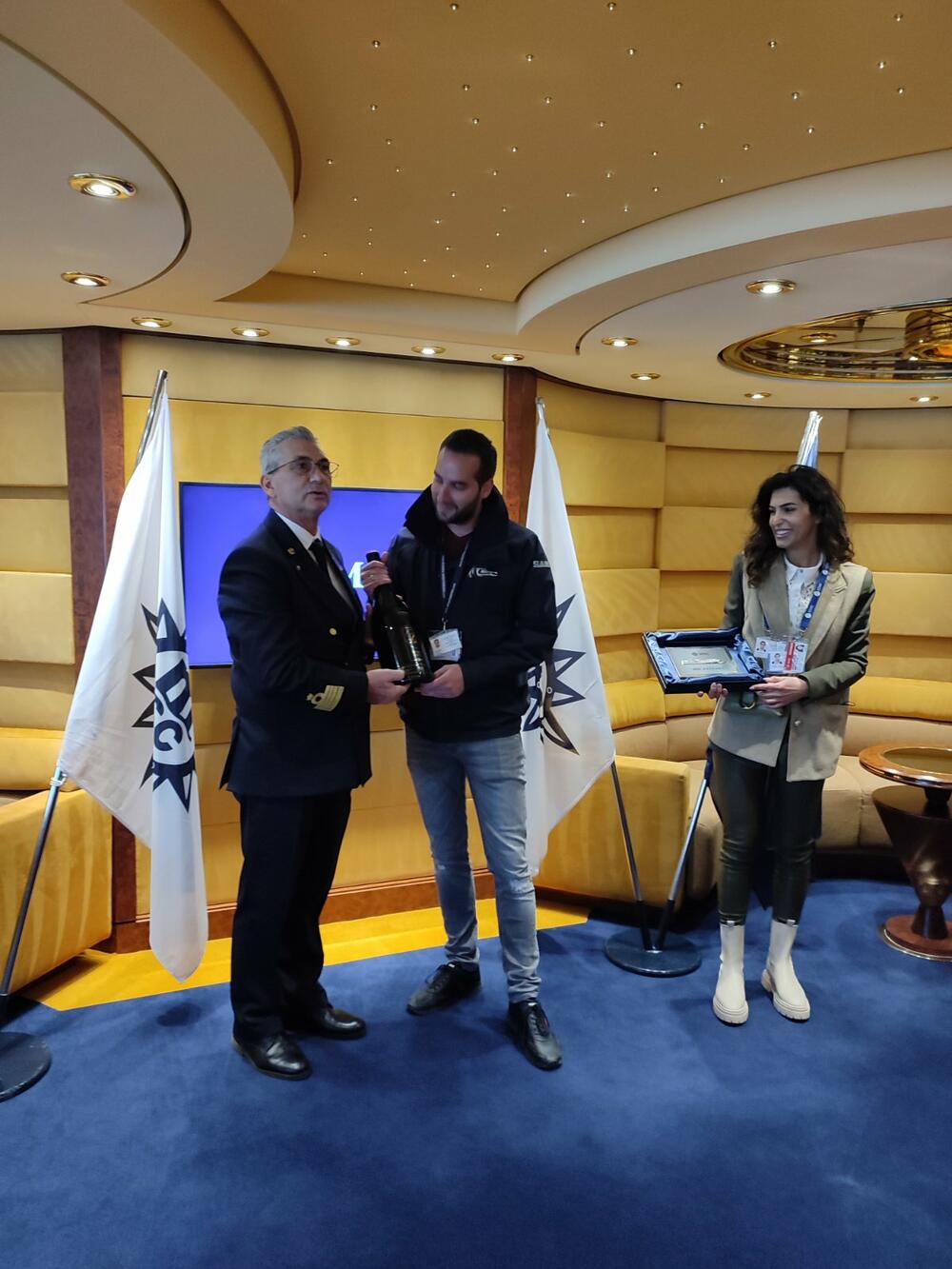 <p>Sa svojih 333 metra dužine, 37,9 metara širine i gazom od preko 8,6 metara, "MSC Fantasia" je po dimenzijama najveći kruzer koji je do sada dolazio u Boku, zajedno sa svojom sestrom blizankinjom "MSC Divina" koja je zaliv pohodila prije nekolikio godina</p>