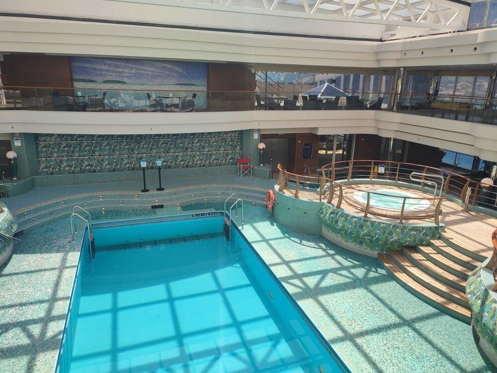 <p>Sa svojih 333 metra dužine, 37,9 metara širine i gazom od preko 8,6 metara, "MSC Fantasia" je po dimenzijama najveći kruzer koji je do sada dolazio u Boku, zajedno sa svojom sestrom blizankinjom "MSC Divina" koja je zaliv pohodila prije nekolikio godina</p>