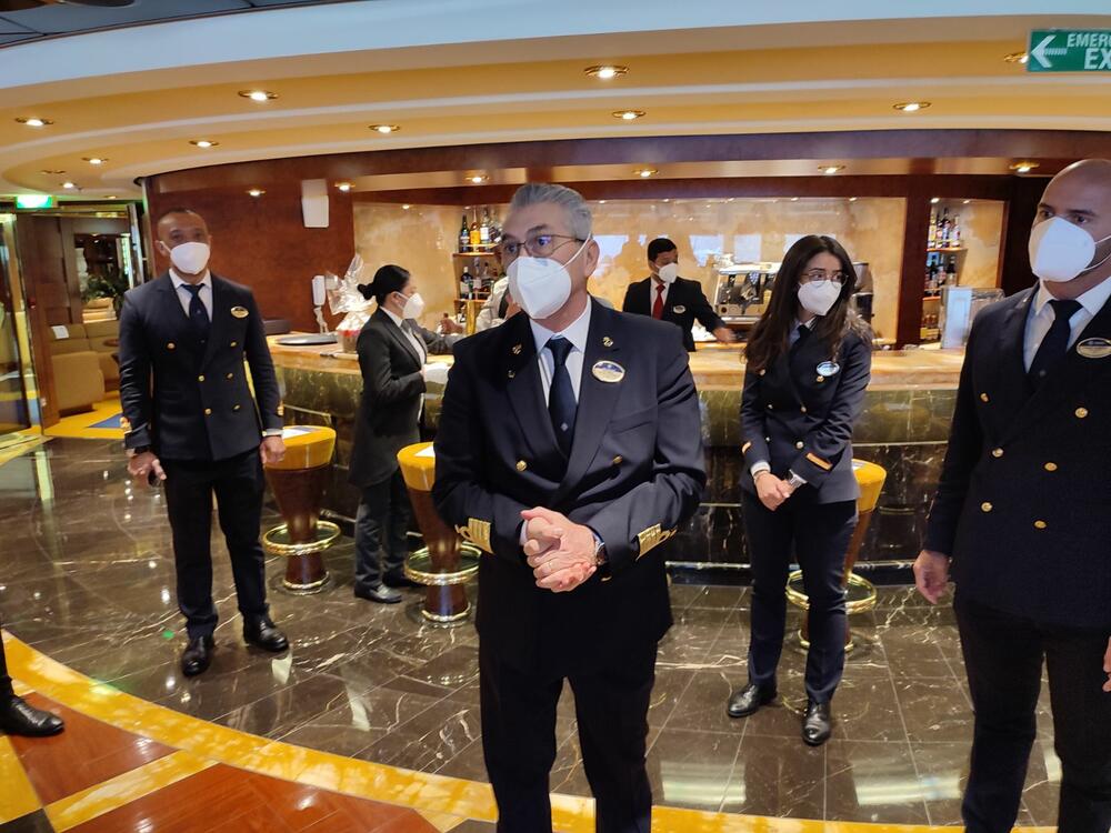 <p>Sa svojih 333 metra dužine, 37,9 metara širine i gazom od preko 8,6 metara, "MSC Fantasia" je po dimenzijama najveći kruzer koji je do sada dolazio u Boku, zajedno sa svojom sestrom blizankinjom "MSC Divina" koja je zaliv pohodila prije nekolikio godina</p>