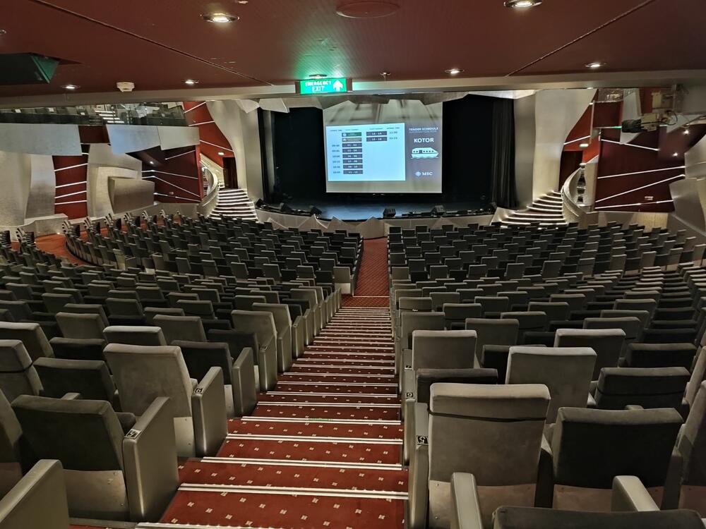 <p>Sa svojih 333 metra dužine, 37,9 metara širine i gazom od preko 8,6 metara, "MSC Fantasia" je po dimenzijama najveći kruzer koji je do sada dolazio u Boku, zajedno sa svojom sestrom blizankinjom "MSC Divina" koja je zaliv pohodila prije nekolikio godina</p>