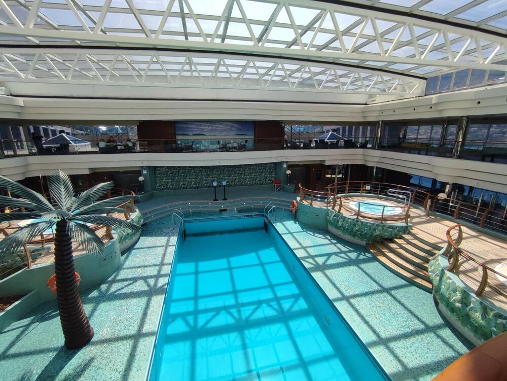 <p>Sa svojih 333 metra dužine, 37,9 metara širine i gazom od preko 8,6 metara, "MSC Fantasia" je po dimenzijama najveći kruzer koji je do sada dolazio u Boku, zajedno sa svojom sestrom blizankinjom "MSC Divina" koja je zaliv pohodila prije nekolikio godina</p>