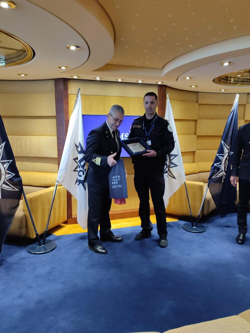 <p>Sa svojih 333 metra dužine, 37,9 metara širine i gazom od preko 8,6 metara, "MSC Fantasia" je po dimenzijama najveći kruzer koji je do sada dolazio u Boku, zajedno sa svojom sestrom blizankinjom "MSC Divina" koja je zaliv pohodila prije nekolikio godina</p>