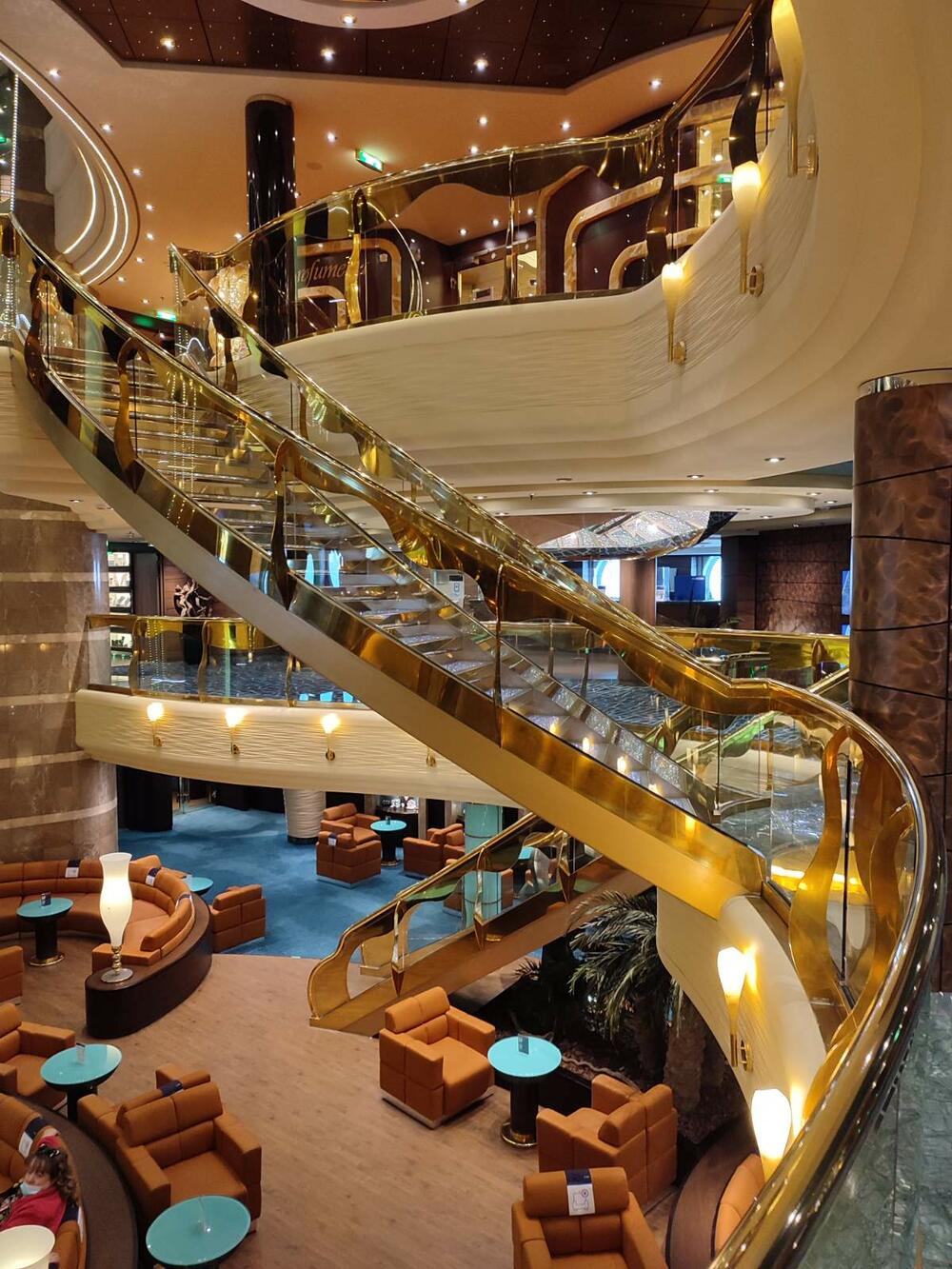 <p>Sa svojih 333 metra dužine, 37,9 metara širine i gazom od preko 8,6 metara, "MSC Fantasia" je po dimenzijama najveći kruzer koji je do sada dolazio u Boku, zajedno sa svojom sestrom blizankinjom "MSC Divina" koja je zaliv pohodila prije nekolikio godina</p>