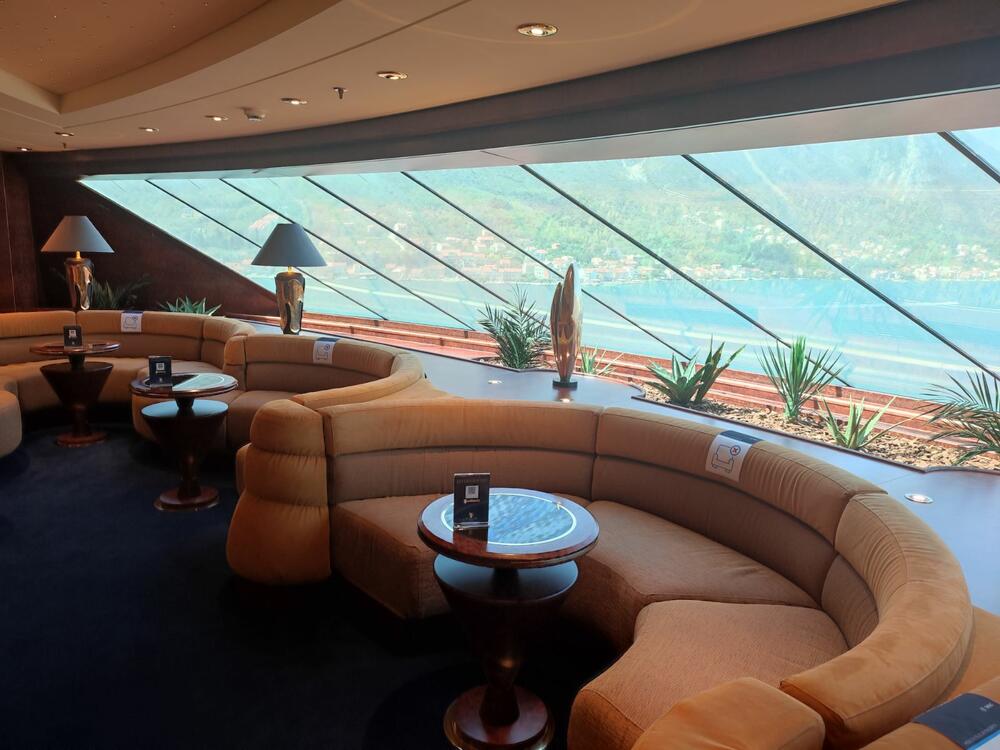 <p>Sa svojih 333 metra dužine, 37,9 metara širine i gazom od preko 8,6 metara, "MSC Fantasia" je po dimenzijama najveći kruzer koji je do sada dolazio u Boku, zajedno sa svojom sestrom blizankinjom "MSC Divina" koja je zaliv pohodila prije nekolikio godina</p>