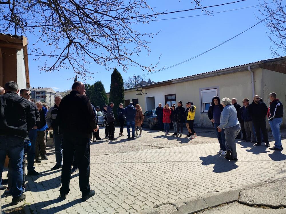 <p>Bivši radnici građevinske firme Prvoborac u Nikšiću odbijaju da napuste barake u koje žive skoro 30 godina, a koje se nalaze na zemljištu čiji je vlasnik 2020.godine postala firma Sab sekjuriti</p>