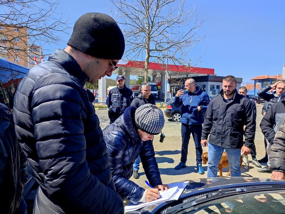 <p>Bivši radnici građevinske firme Prvoborac u Nikšiću odbijaju da napuste barake u koje žive skoro 30 godina, a koje se nalaze na zemljištu čiji je vlasnik 2020.godine postala firma Sab sekjuriti</p>