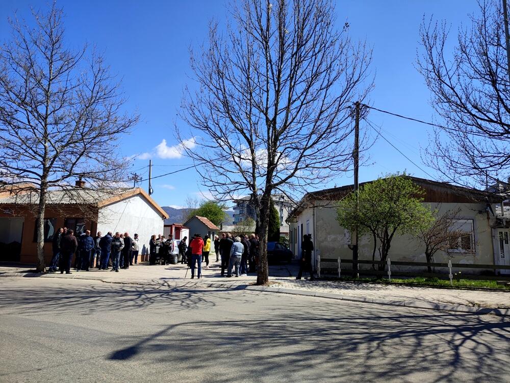 <p>Bivši radnici građevinske firme Prvoborac u Nikšiću odbijaju da napuste barake u koje žive skoro 30 godina, a koje se nalaze na zemljištu čiji je vlasnik 2020.godine postala firma Sab sekjuriti</p>