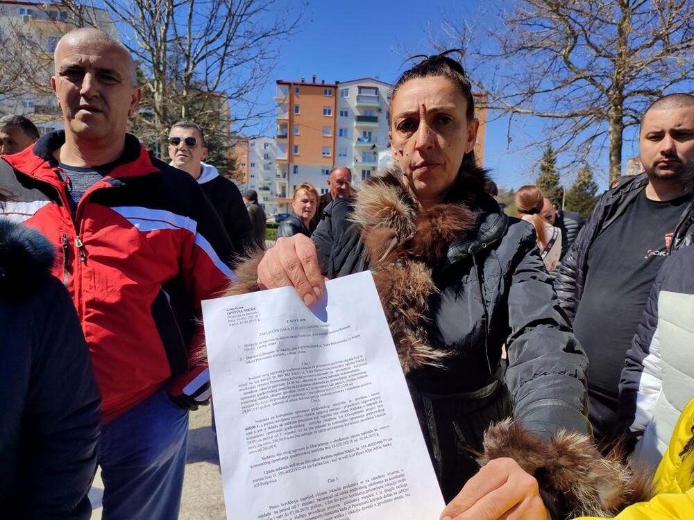 <p>Bivši radnici građevinske firme Prvoborac u Nikšiću odbijaju da napuste barake u koje žive skoro 30 godina, a koje se nalaze na zemljištu čiji je vlasnik 2020.godine postala firma Sab sekjuriti</p>