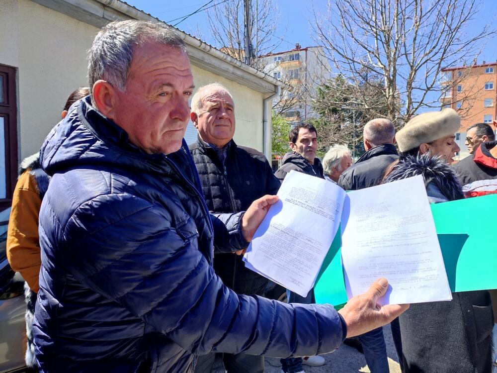 <p>Bivši radnici građevinske firme Prvoborac u Nikšiću odbijaju da napuste barake u koje žive skoro 30 godina, a koje se nalaze na zemljištu čiji je vlasnik 2020.godine postala firma Sab sekjuriti</p>