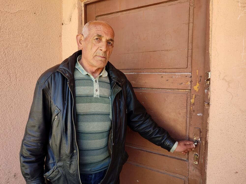 <p>Bivši radnici građevinske firme Prvoborac u Nikšiću odbijaju da napuste barake u koje žive skoro 30 godina, a koje se nalaze na zemljištu čiji je vlasnik 2020.godine postala firma Sab sekjuriti</p>