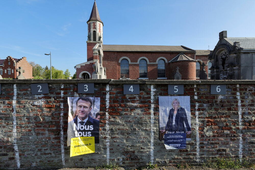 Posteri Makrona i Le Penove uoči drugog kruga izbora, Foto: PASCAL ROSSIGNOL