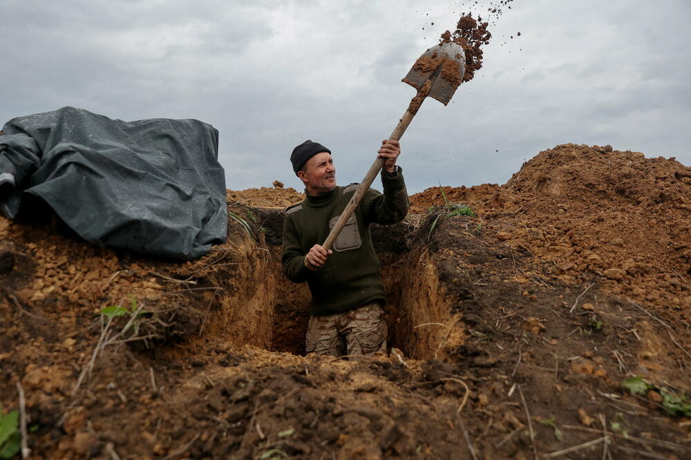 Pripadnik ukrajinskih snaga kopa rov u regionu Donjecka, Foto: Reuters: SERHII NUZHNENKO
