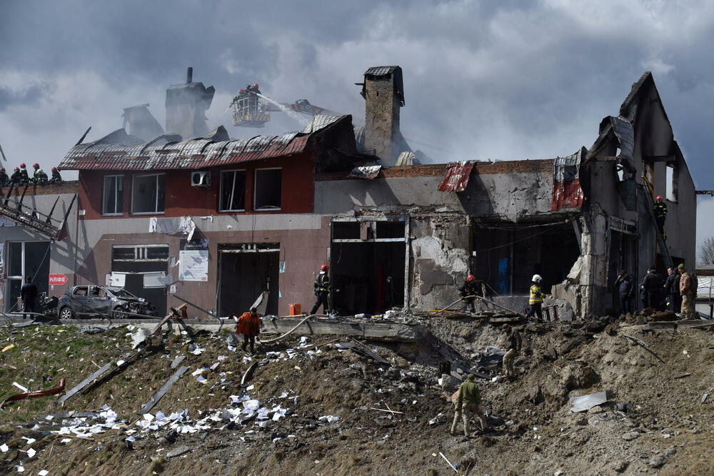 Uništena zgrada u ruskom napadu u Lavovu 