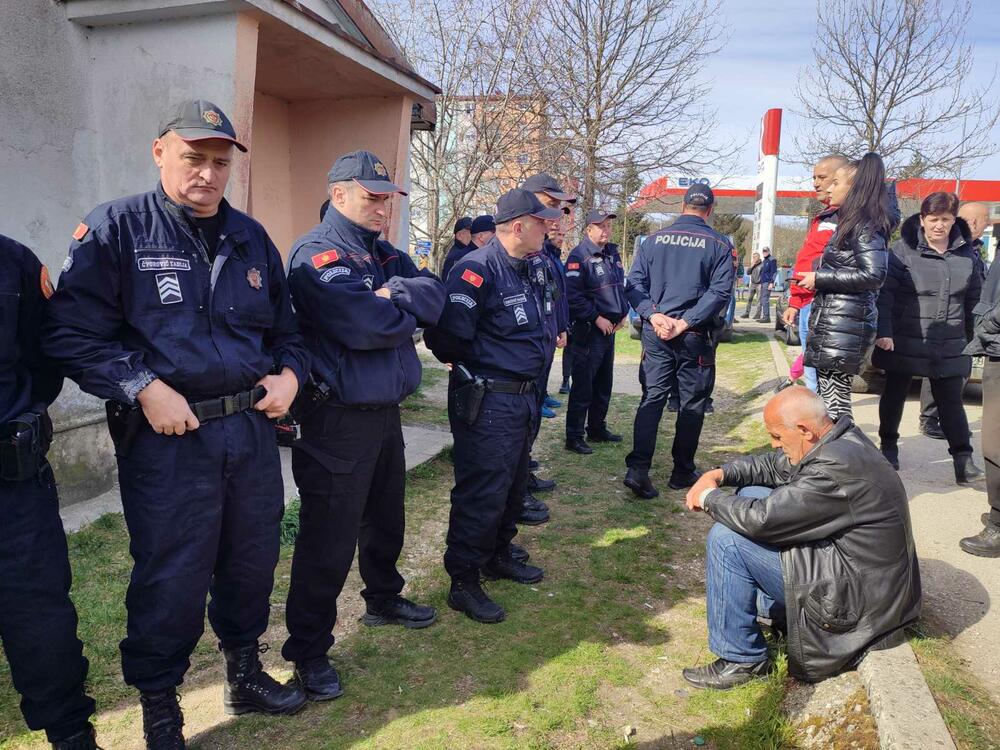 <p>Iako je iseljavanje bilo zakazano za deset časova, izvršiteljka i policija su došli prije devet i ušli u stan dok se Terić nalazio kod komšija</p>